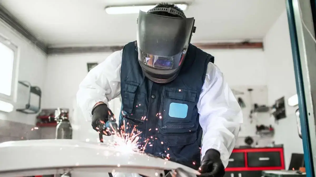 ورشة سمكرة مازدا